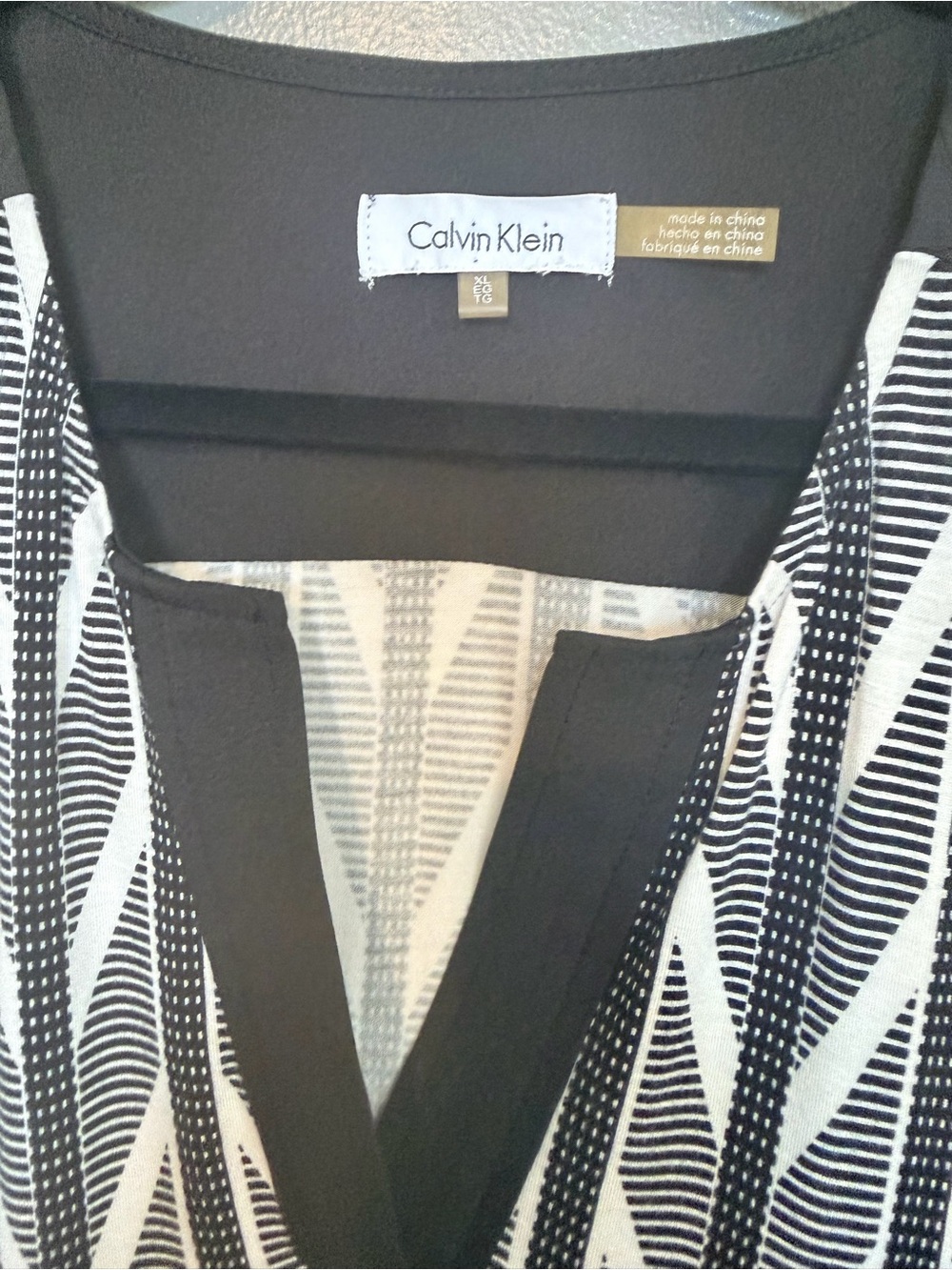 Calvin Klein Black & White Geometric V-Neck Women's Top XL                 -B - Picture 3 of 5